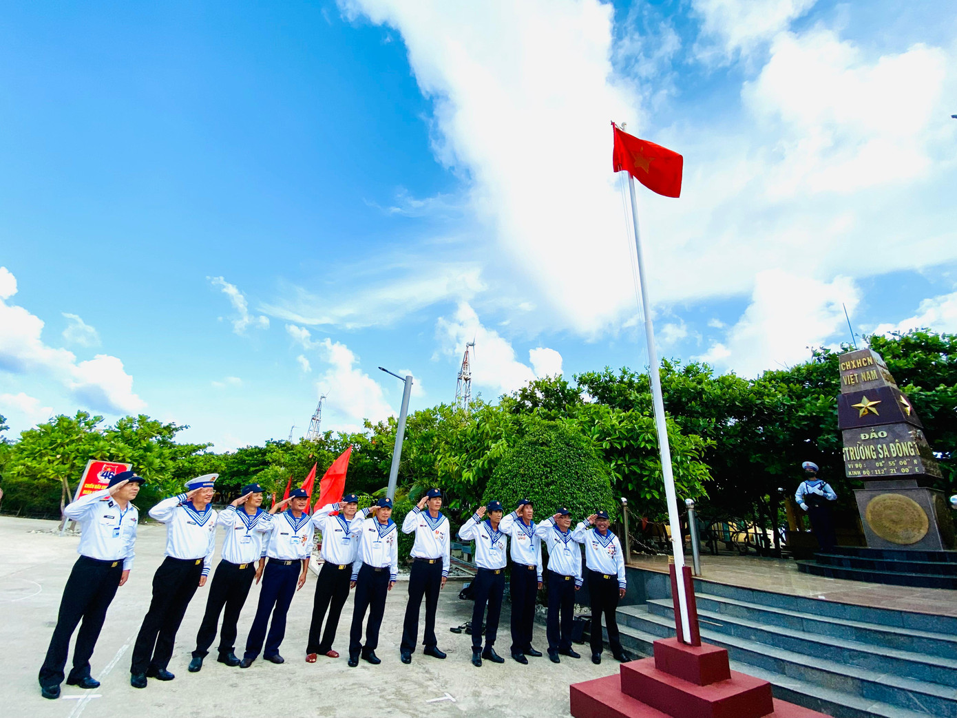 Nhóm cựu chiến binh Trường Sa Đông chào lá cờ trên đảo Trường Sa Đông