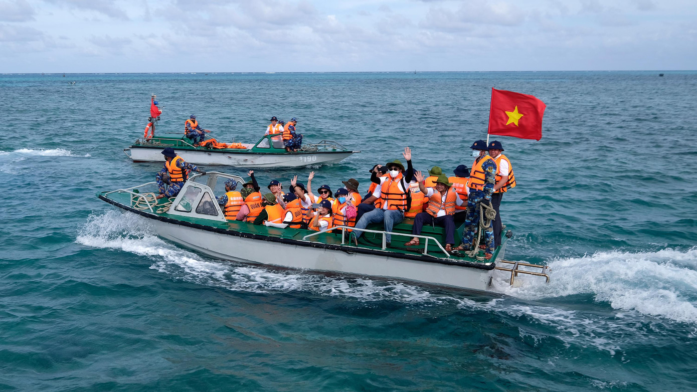 Đoàn công tác số 6 ra thăm đảo Đá Lớn thuộc quần đảo Trường Sa Đoàn công tác số 6 ra thăm đảo Đá Lớn thuộc quần đảo Trường Sa