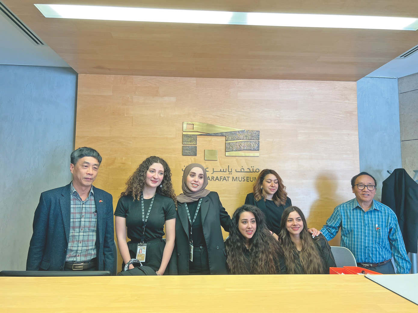 Nhà văn Nguyễn Bình Phương cùng nhà thơ Trần Đăng Khoa ở bảo tàng Arafat