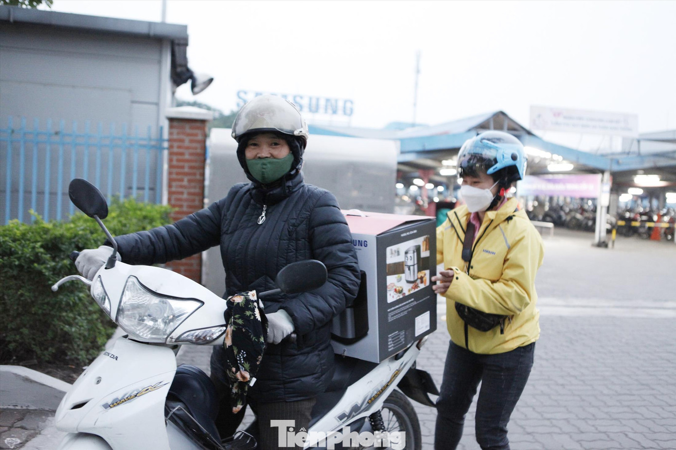 Chị Nguyễn Thị Mười phấn khởi có “cuốc” xe ôm chở một nữ công nhân sau giờ tan ca làm việc ảnh: Nguyễn thắng