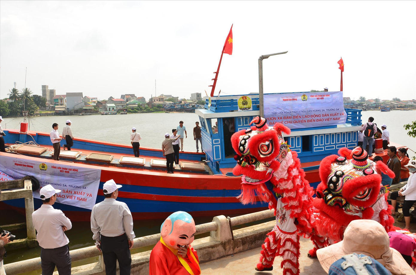 Lễ bàn giao tàu cá cho Nghiệp đoàn nghề cá An Hải. Ảnh: PV