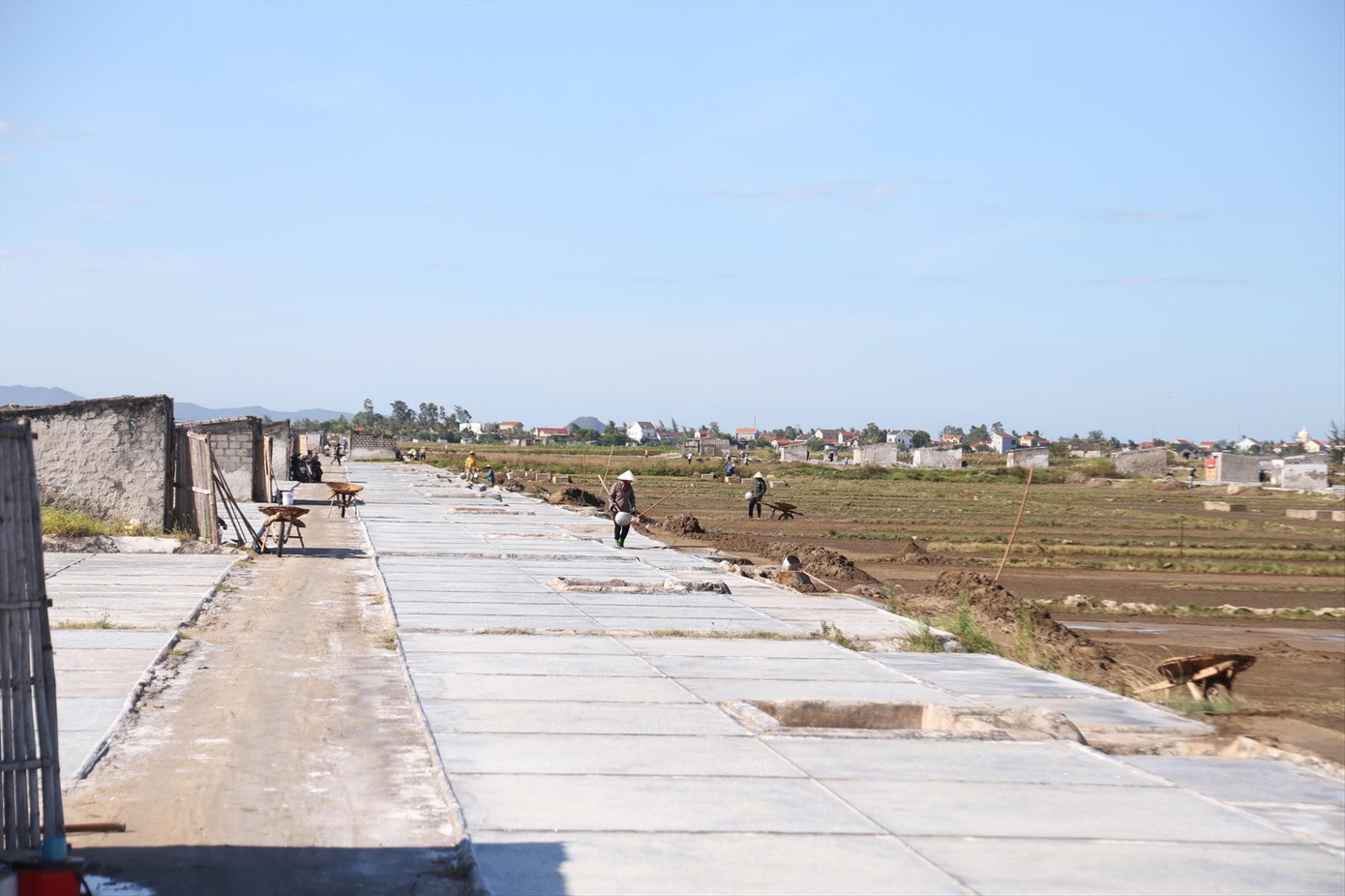 Diêm dân xã Quỳnh Thuận, huyện Quỳnh Lưu, Nghệ An tranh thủ trời nắng để sản xuất muối Diêm dân xã Quỳnh Thuận, huyện Quỳnh Lưu, Nghệ An tranh thủ trời nắng để sản xuất muối