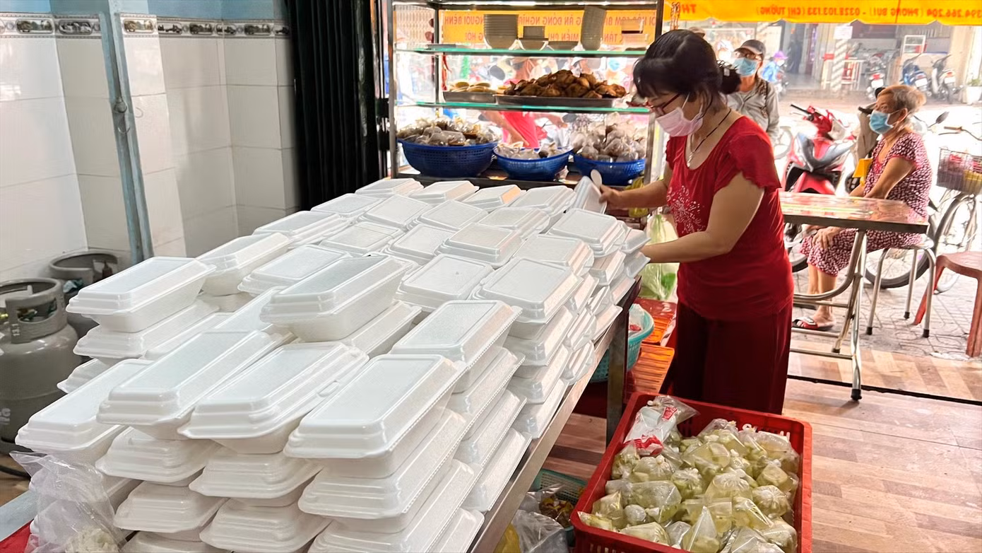 Hàng nghìn suất cơm nghĩa tình đến tay người lao động nghèo trong sự nỗ lực của những tấm lòng hảo tâm