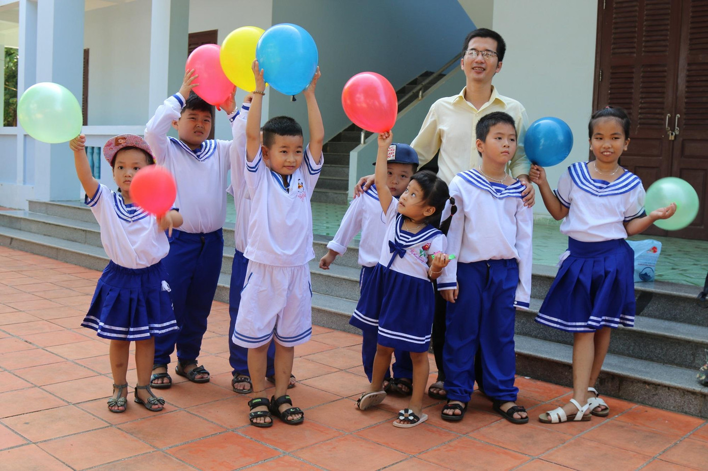 Cùng các em học sinh