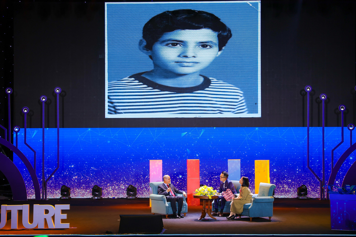 TS Omar M. Yaghi cùng hình ảnh hồi trẻ được chiếu tại Hội trường Đại học VinUni trong buổi giao lưu ngày 21/1/2022 TS Omar M. Yaghi cùng hình ảnh hồi trẻ được chiếu tại Hội trường Đại học VinUni trong buổi giao lưu ngày 21/1/2022