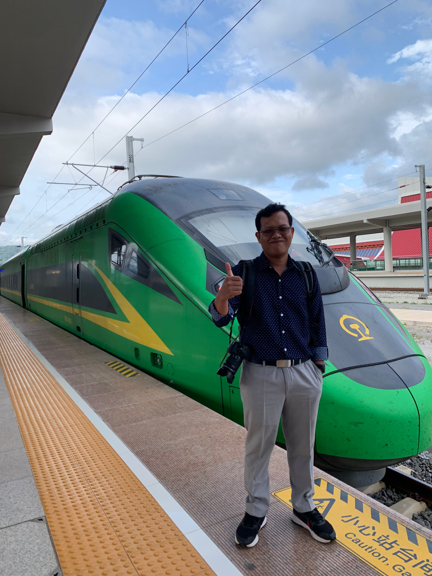 Hành khách Campuchia hào hứng chụp ảnh trước mũi đoàn tàu cao tốc vừa dừng ở ga tàu hỏa Mohan (Vân Nam, Trung Quốc) ngày 19/6. (Ảnh: Linh Nhi) Hành khách Campuchia hào hứng chụp ảnh trước mũi đoàn tàu cao tốc vừa dừng ở ga tàu hỏa Mohan (Vân Nam, Trung Quốc) ngày 19/6. (Ảnh: Linh Nhi)