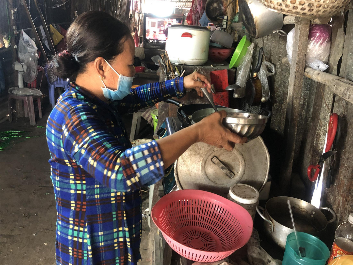 Bữa cơm “thời bão giá” nhà bà Tùng (ở phường Bình Hưng Hoà B, quận Tân Bình, TPHCM) gồm 5 con cá và nồi canh suông dành cho 4 người ăn cả ngày ảnh: U.P