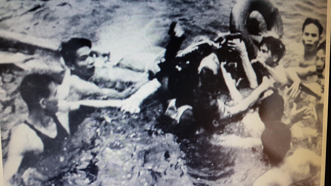 Bức ảnh lịch sử ghi lại cảnh ông John McCain bị bắt ở hồ Trúc Bạch, Hà Nội