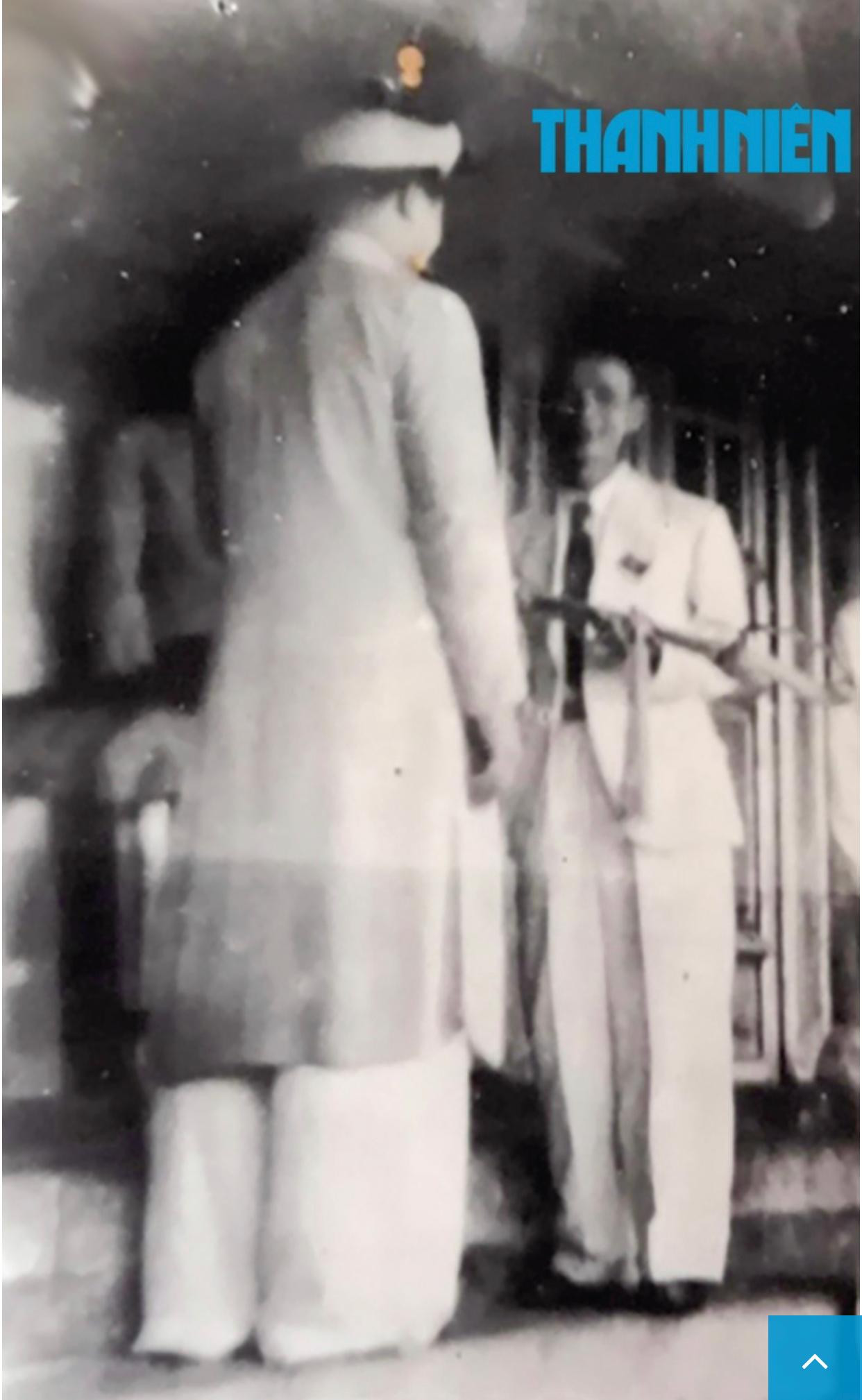 Ảnh tư liệu thời điểm trao kiếm cho đại diện Chính phủ Lâm thời từ Lưu trữ của Cộng hoà Pháp đăng trên báo Thanh Niên