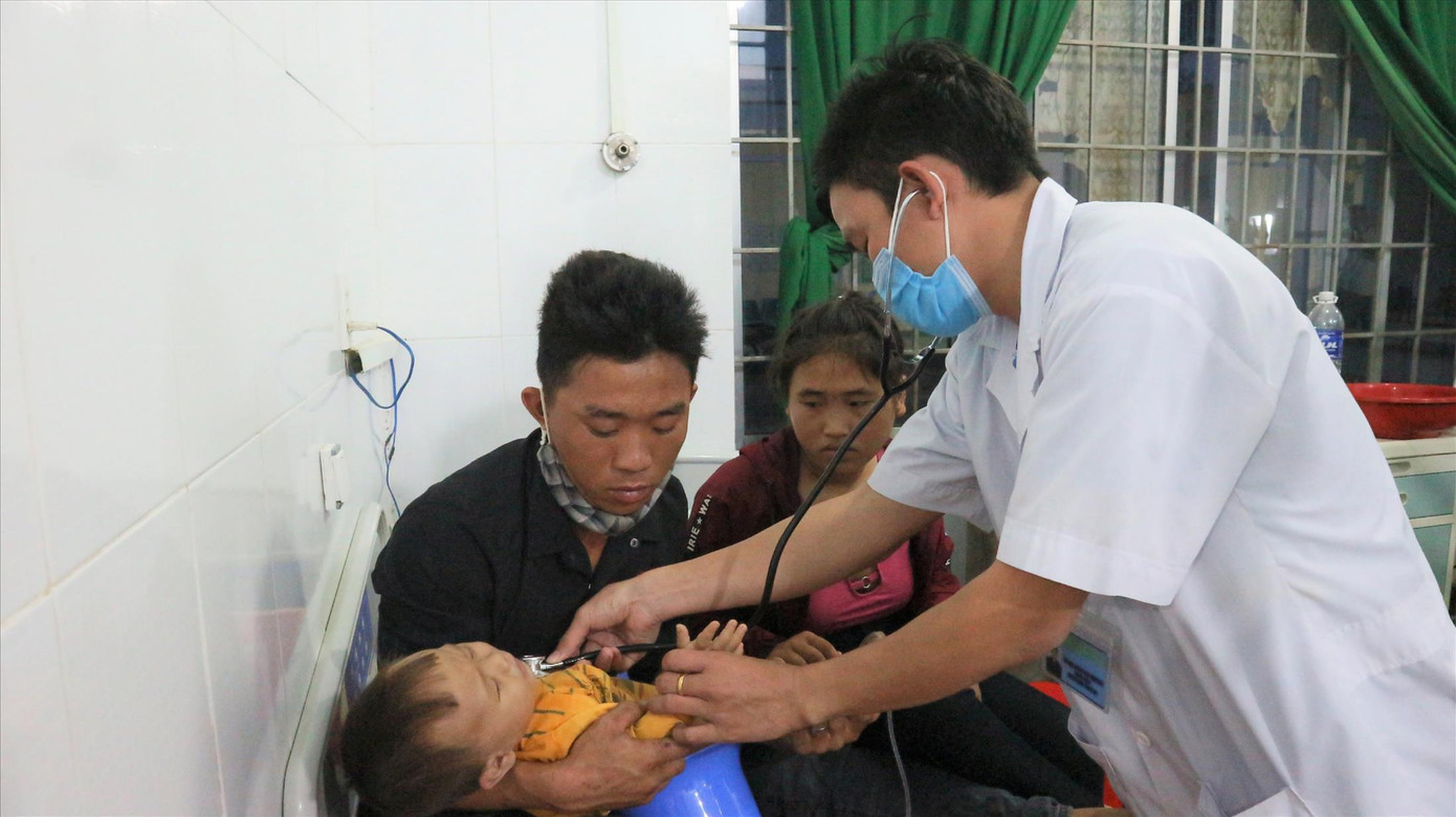 Cán bộ y tế huyện Ea Súp thăm khám sức khỏe cho trẻ em