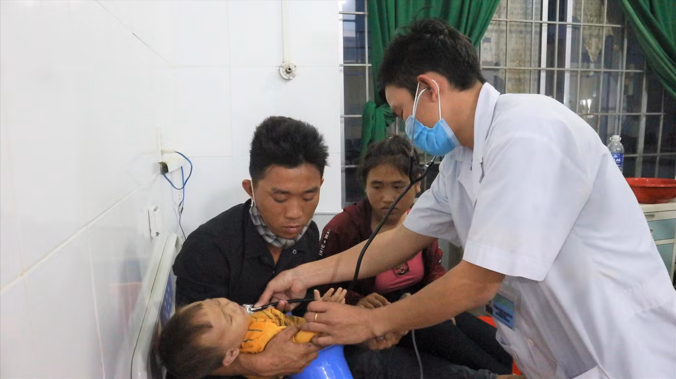 Cán bộ y tế huyện Ea Súp thăm khám sức khỏe cho trẻ em