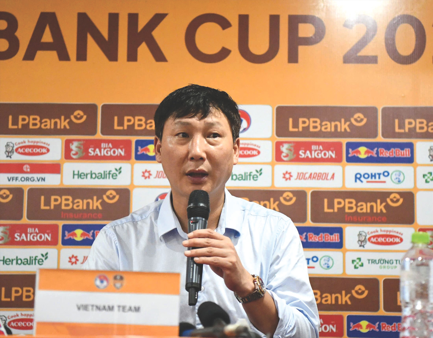 HLV Kim Sang-sik đang tích cực chuẩn bị cho ASEAN Cup 2024 HLV Kim Sang-sik đang tích cực chuẩn bị cho ASEAN Cup 2024