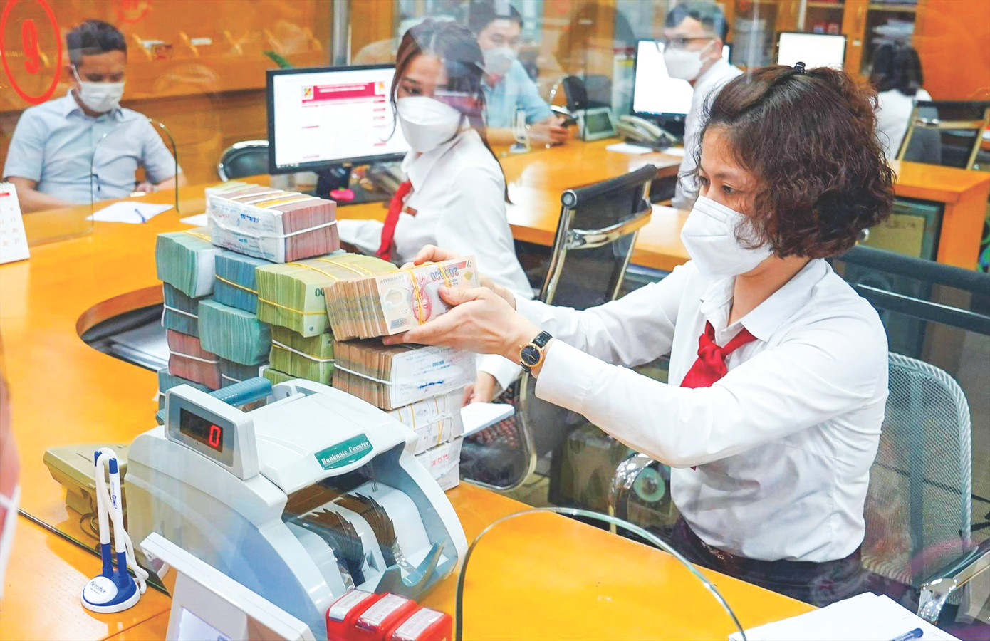 Thị trường tiền tệ đi qua một năm nhiều biến động khó khăn