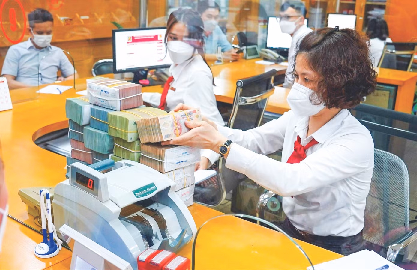 Thị trường tiền tệ đi qua một năm nhiều biến động khó khăn Thị trường tiền tệ đi qua một năm nhiều biến động khó khăn
