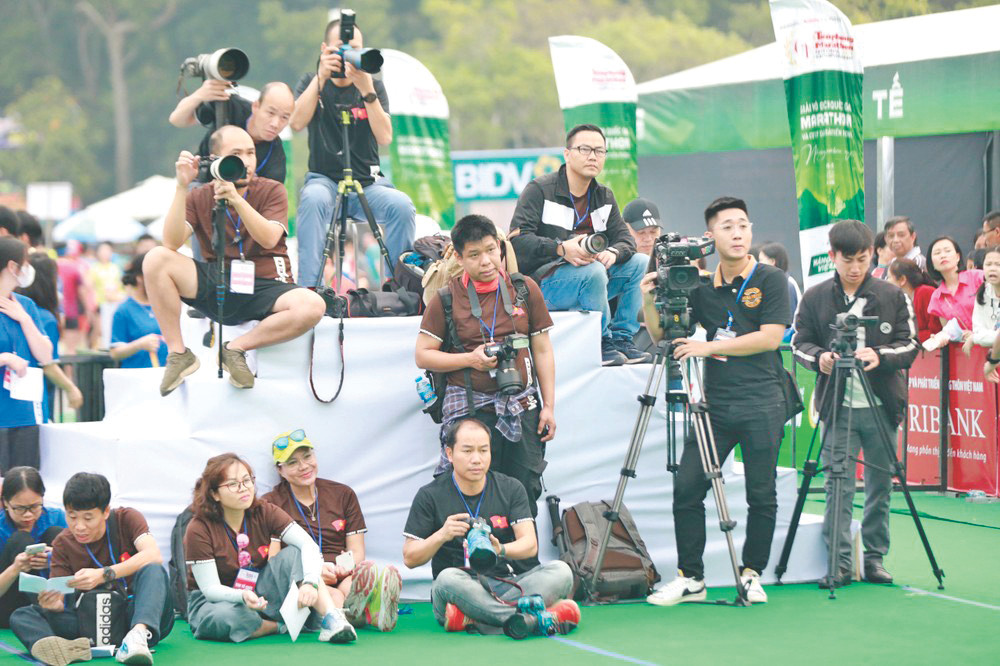 Các nhà báo tác nghiệp tại một sự kiện Các nhà báo tác nghiệp tại một sự kiện