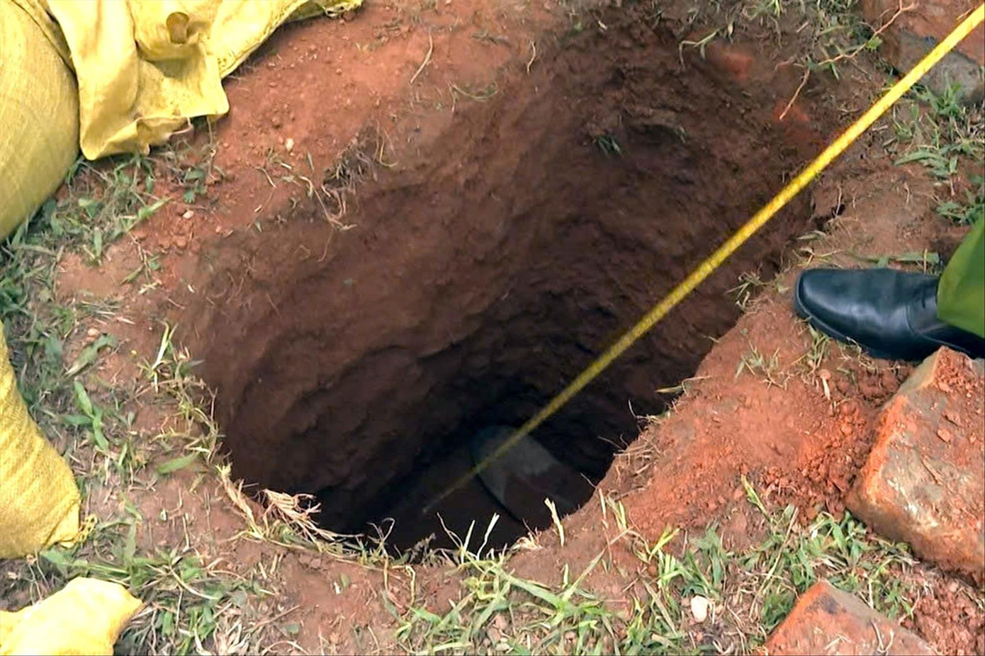 Hố đào bới trên khu lăng mộ vua Lê Túc Tông