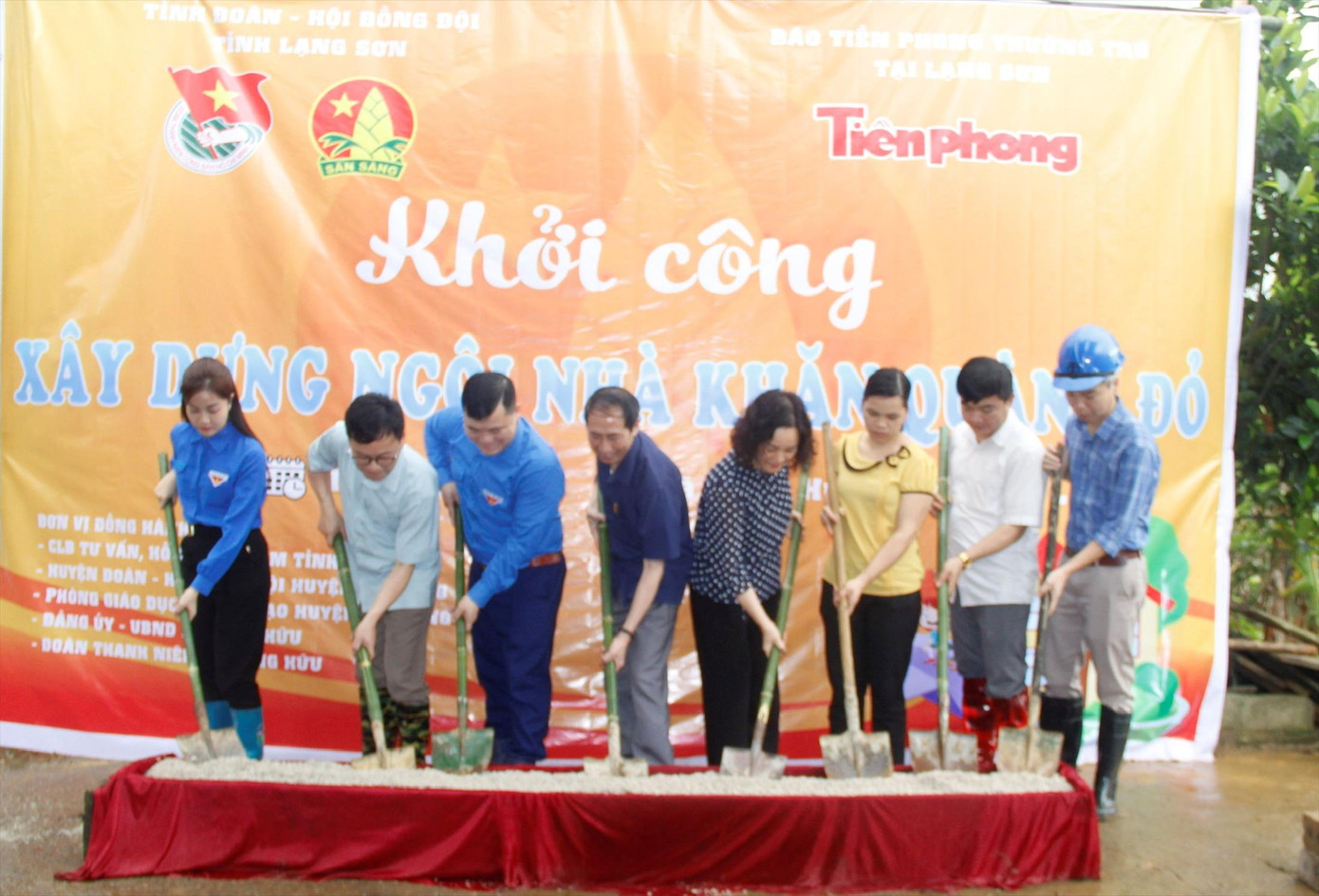 Khởi công xây dựng nhà “Khăn quàng đỏ” cho gia đình em Thảo Ảnh: Duy Chiến