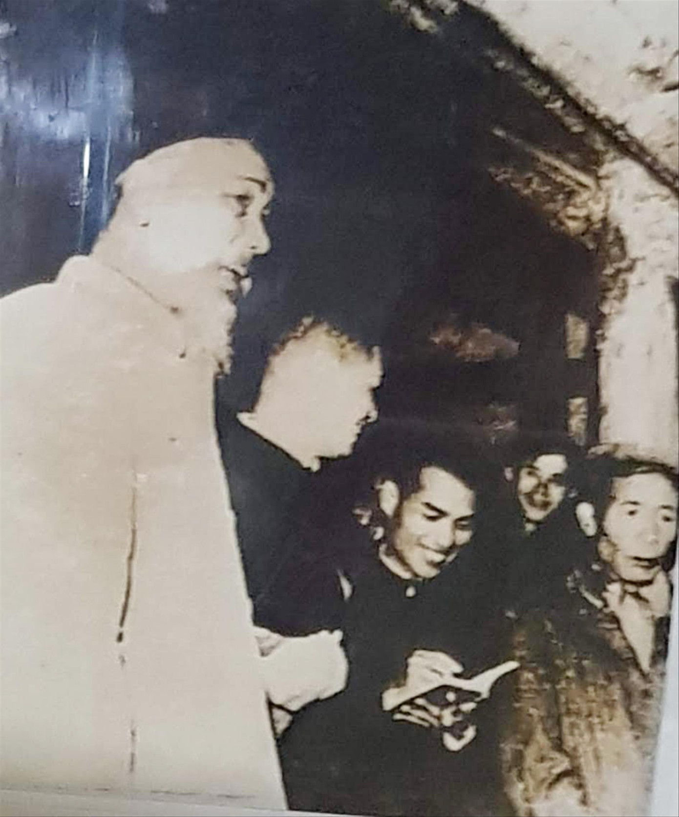 Phóng viên Sơn Tùng (thứ 3 từ trái sang) trong lần đi tác nghiệp tại làng Lỗ Khê được gặp Bác Hồ. Ảnh chụp lại từ tư liệu gia đình nhà văn Sơn Tùng