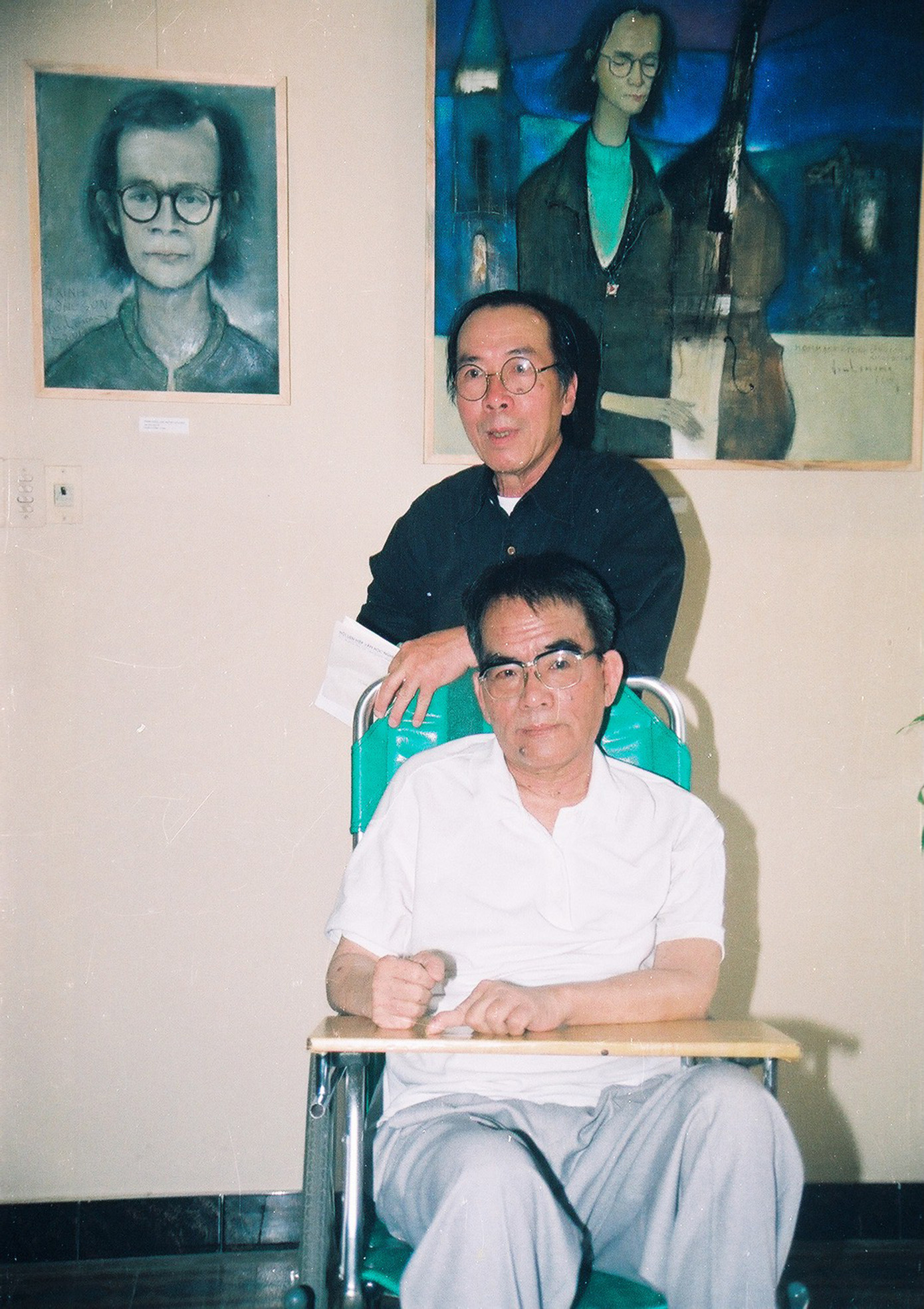 Họa sĩ Đinh Cường (đứng) và nhà văn Hoàng Phủ Ngọc Tường tại Triển lãm tranh Đinh Cường vẽ Trịnh Công Sơn (năm 2001, nhân 50 ngày mất của Trịnh) ảnh: TL Họa sĩ Đinh Cường (đứng) và nhà văn Hoàng Phủ Ngọc Tường tại Triển lãm tranh Đinh Cường vẽ Trịnh Công Sơn (năm 2001, nhân 50 ngày mất của Trịnh) ảnh: TL