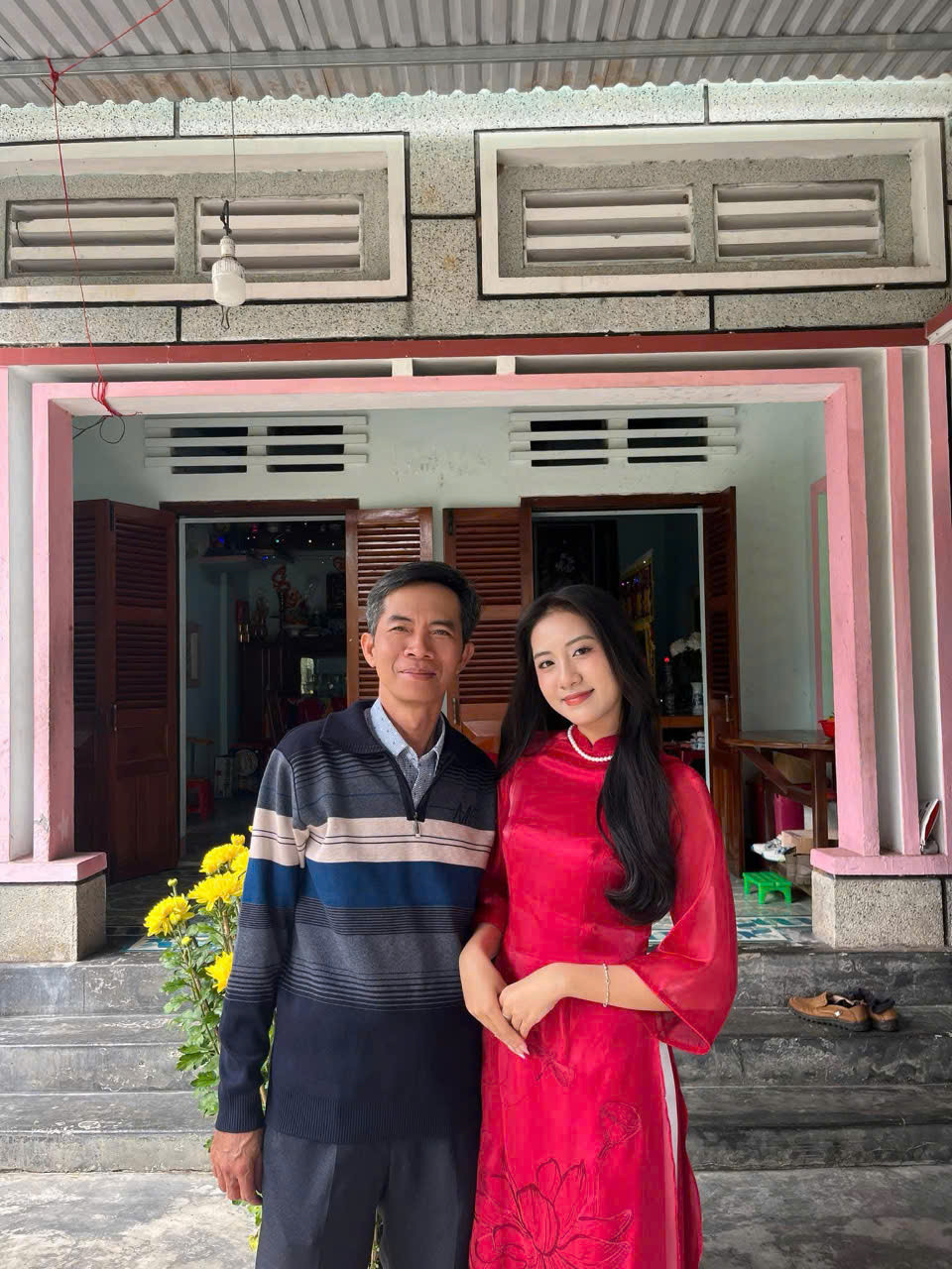 Hoa hậu Hà Trúc Linh và bố. Hoa hậu Hà Trúc Linh và bố.