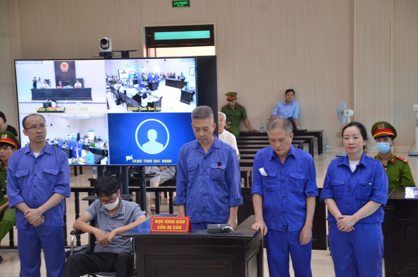 Bị cáo Chu Thị Ngọc Ngà (ngoài cùng bên phải) tại toà Bị cáo Chu Thị Ngọc Ngà (ngoài cùng bên phải) tại toà