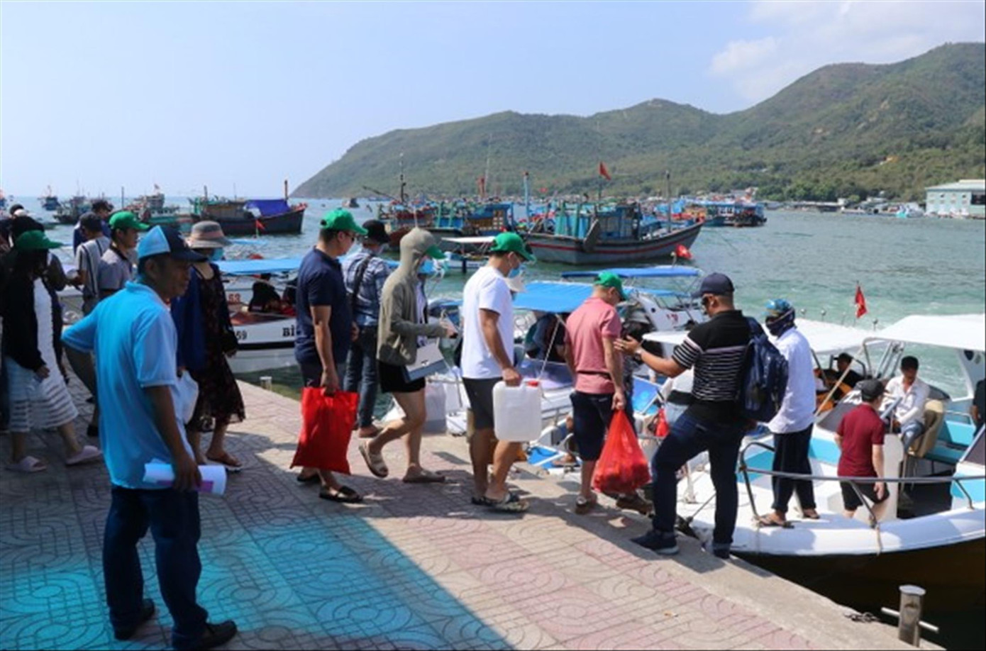 Du khách tham quan biển đảo Nha Trang - Khánh Hòa trong dịp nghỉ lễ Ảnh: LỮ HỒ