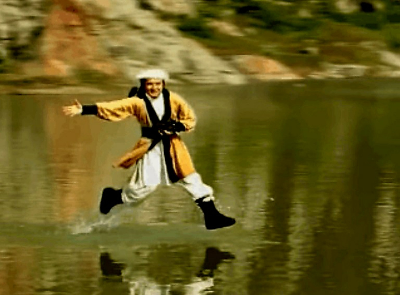 Đan Trường chạy trên nước trong MV “Chờ trên tháng năm” cách đây chục năm