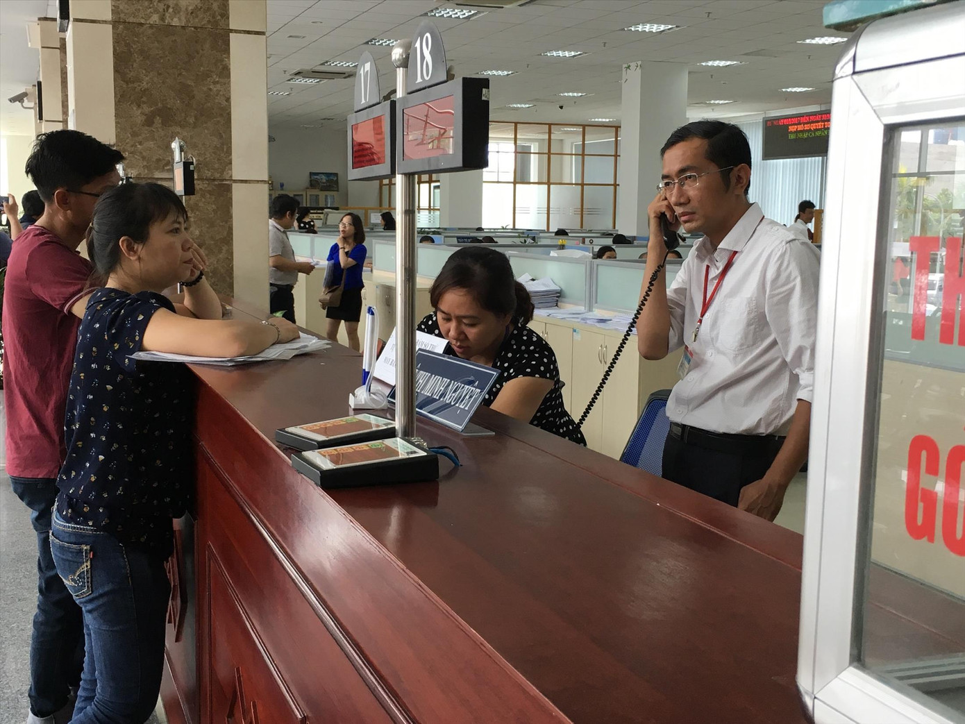 Người dân nộp tiền sử dụng đất tại Chi cục Thuế TP Thủ Đức, TPHCM