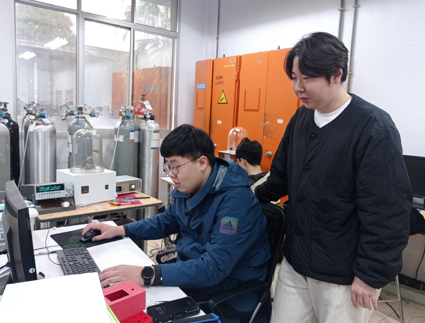 Sinh viên Hàn Quốc trải nghiệm tại phòng nghiên cứu của ĐH Bách khoa Hà Nội Sinh viên Hàn Quốc trải nghiệm tại phòng nghiên cứu của ĐH Bách khoa Hà Nội