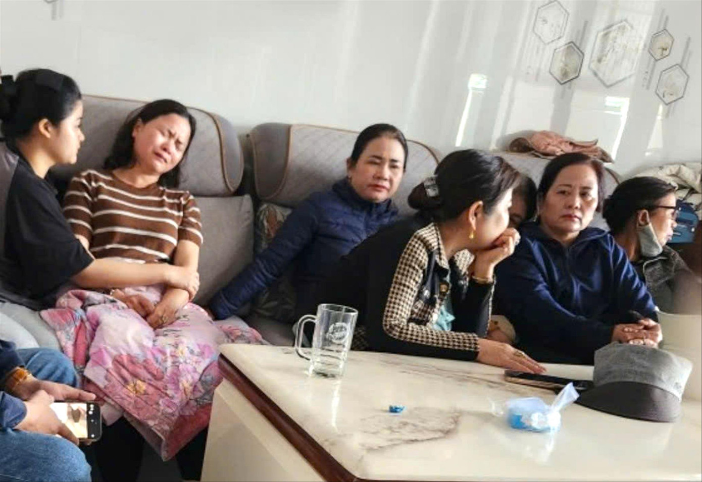 Người thân ngư dân tàu gặp nạn khóc ngất vì tin dữẢnh: Hoài Văn