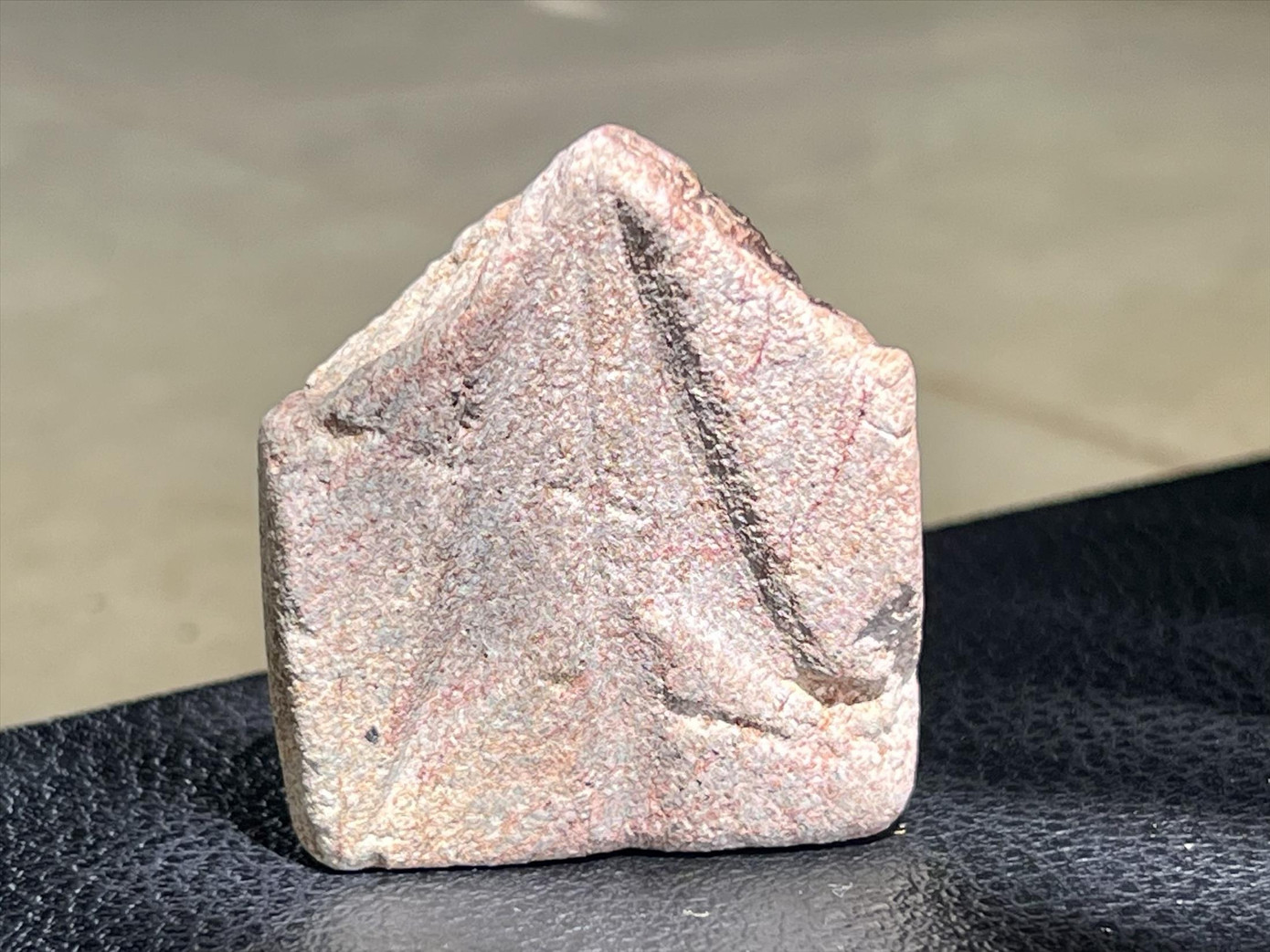 Khuôn đúc mũi tên đồng hình cánh én.