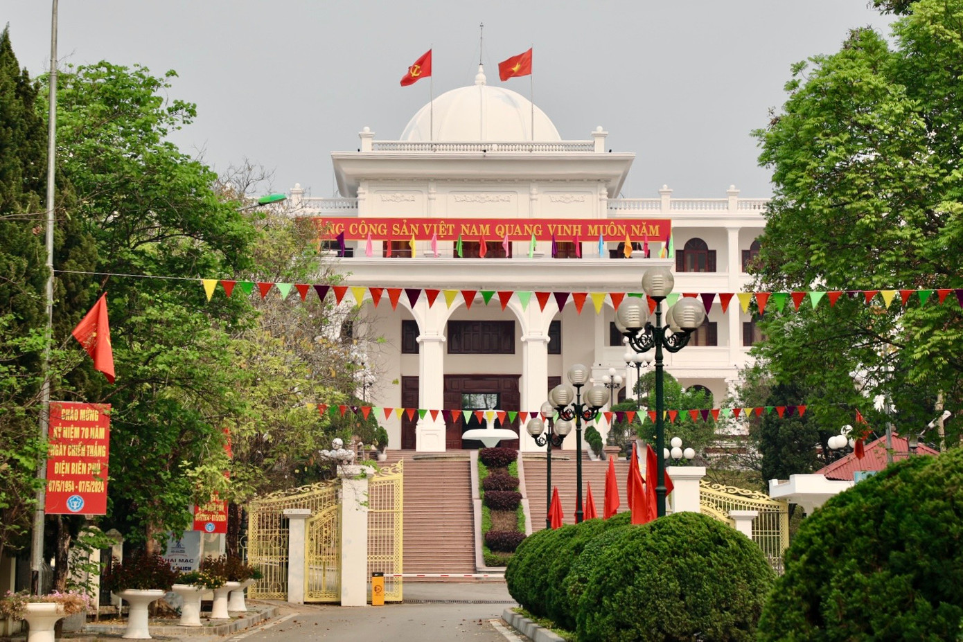 Cờ hoa rợp thành phố Điện Biên chào mừng lễ kỷ niệm 70 năm Chiến thắng Điện Biên Phủ