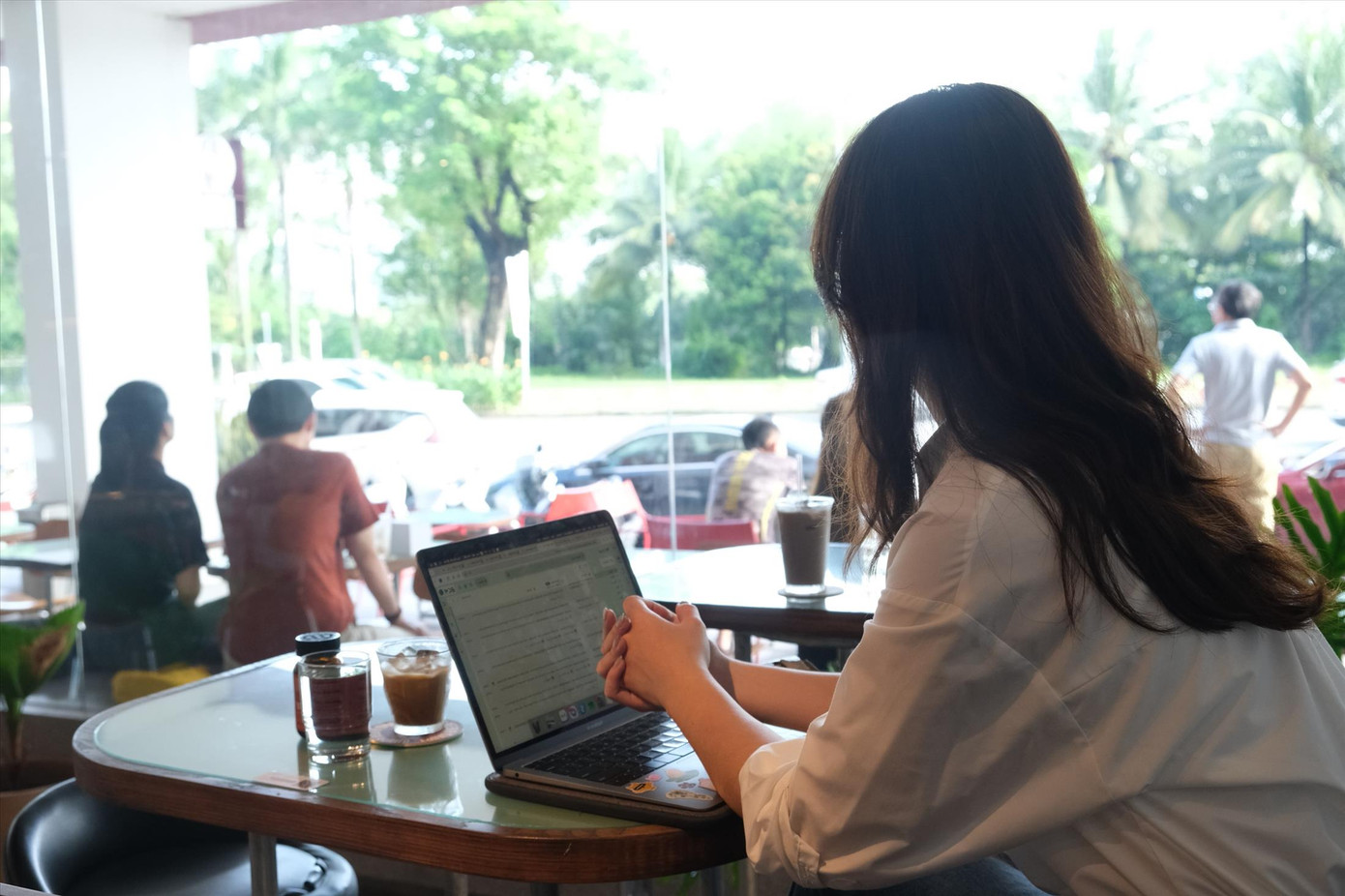 Nhiều người trẻ dành thời gian cho công việc, không màng đến việc yêu đương Ảnh: Phú Quang Nhiều người trẻ dành thời gian cho công việc, không màng đến việc yêu đương Ảnh: Phú Quang