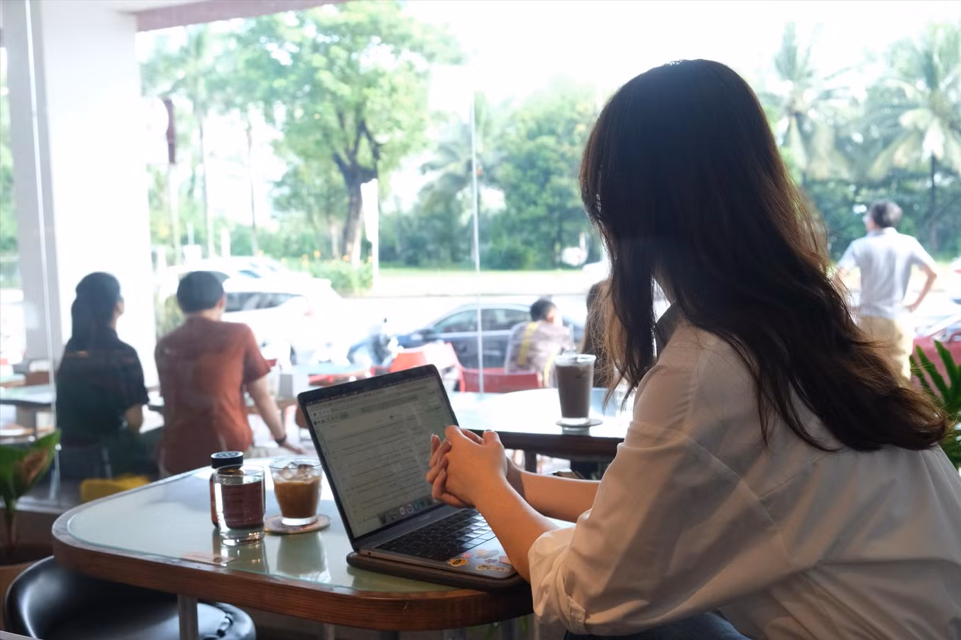 Nhiều người trẻ dành thời gian cho công việc, không màng đến việc yêu đương Ảnh: Phú Quang Nhiều người trẻ dành thời gian cho công việc, không màng đến việc yêu đương Ảnh: Phú Quang