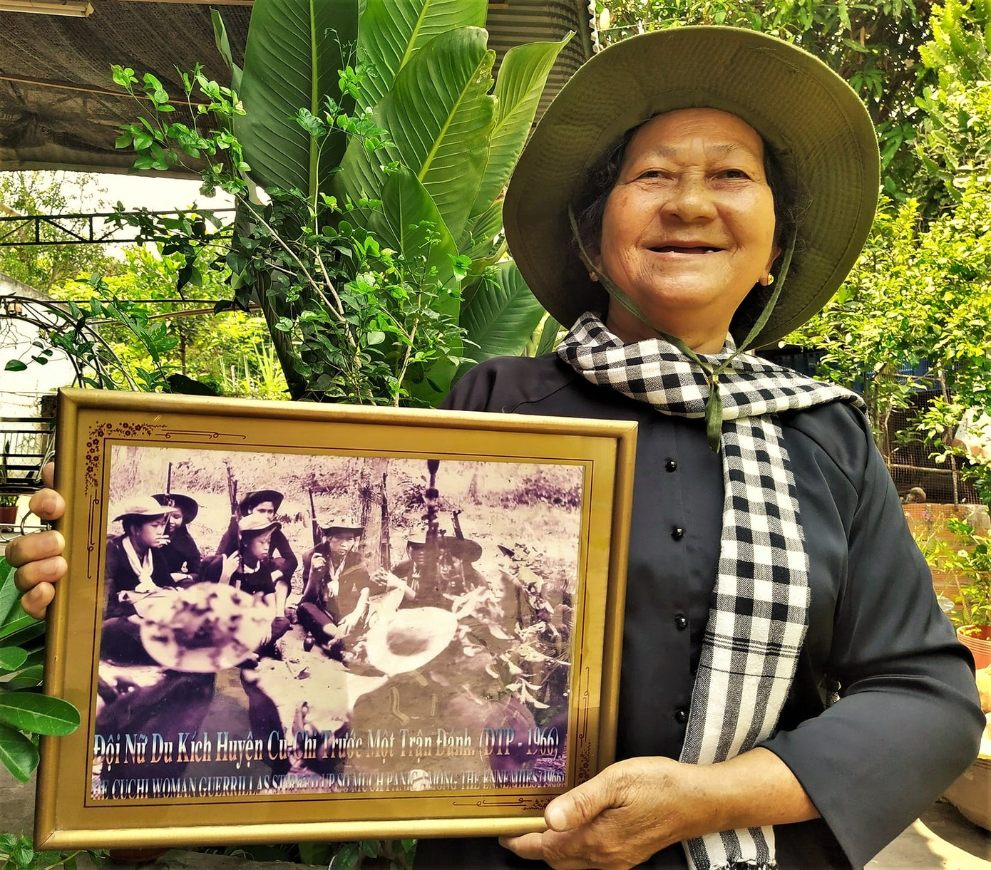 Chị Nguyễn Thị Nga với tấm ảnh chụp Đội nữ du kích Củ Chi năm 1966 Ảnh: T.N.A Chị Nguyễn Thị Nga với tấm ảnh chụp Đội nữ du kích Củ Chi năm 1966 Ảnh: T.N.A