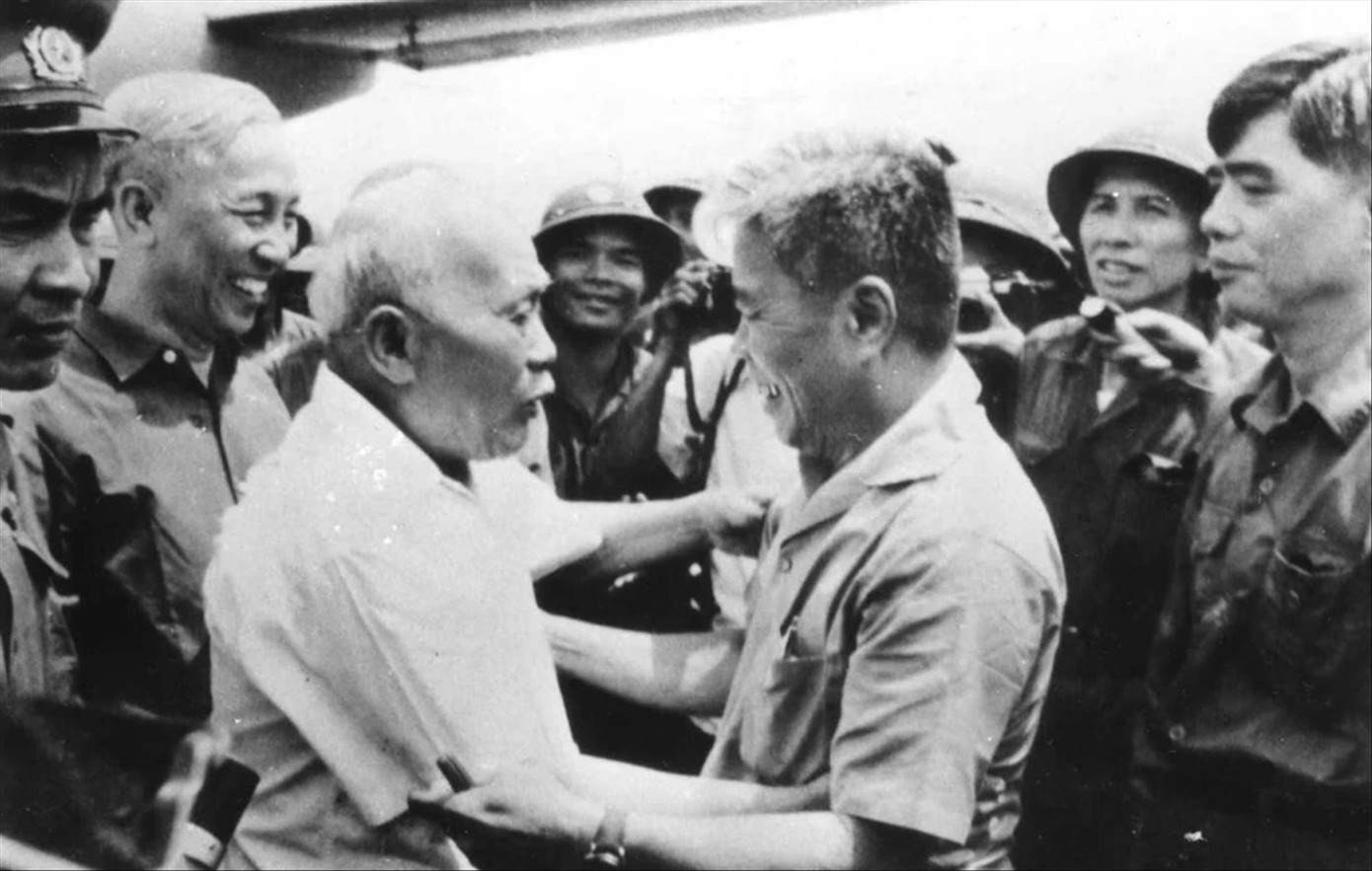 Chủ tịch Tôn Đức Thắng gặp mặt đồng chí Phạm Hùng, Nguyễn Văn Linh, Lê Đức Thọ tại sân bay Tân Sơn Nhất, ngày 15/5/1975. Ảnh tư liệu.