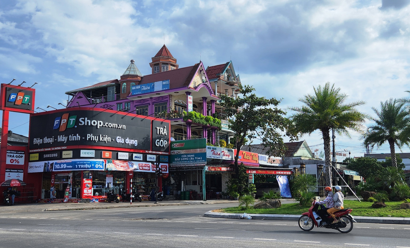 Một góc sầm uất của đường 2-9. Ảnh: Ngọc Văn Một góc sầm uất của đường 2-9. Ảnh: Ngọc Văn