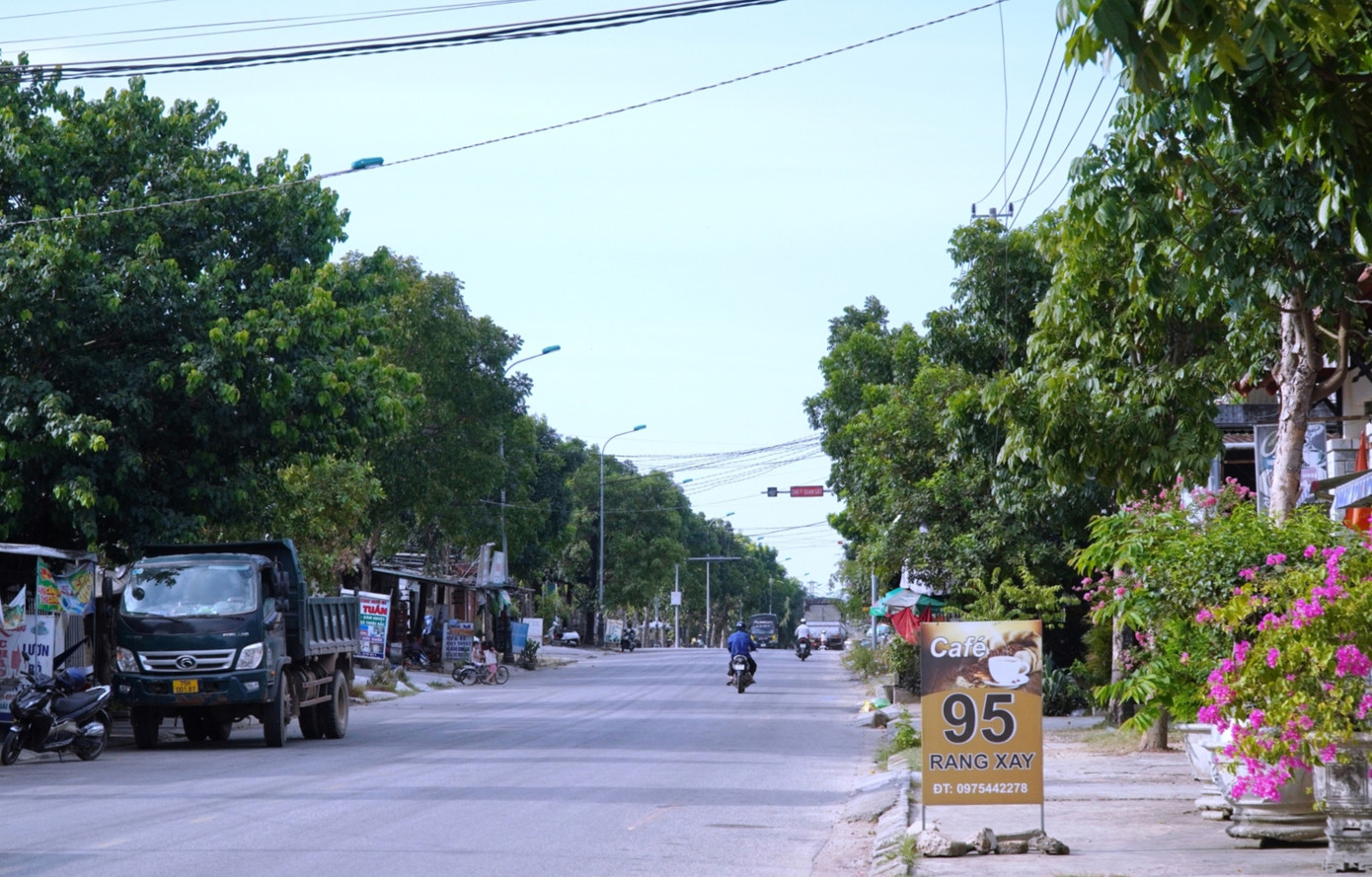 Người dân sống hai bên đường 2-9 chấp hành tốt quy định pháp luật, luôn ý thức về bảo vệ môi trường xanh, sạch, sáng cho tuyến phố. Ảnh: Ngọc Văn Người dân sống hai bên đường 2-9 chấp hành tốt quy định pháp luật, luôn ý thức về bảo vệ môi trường xanh, sạch, sáng cho tuyến phố. Ảnh: Ngọc Văn