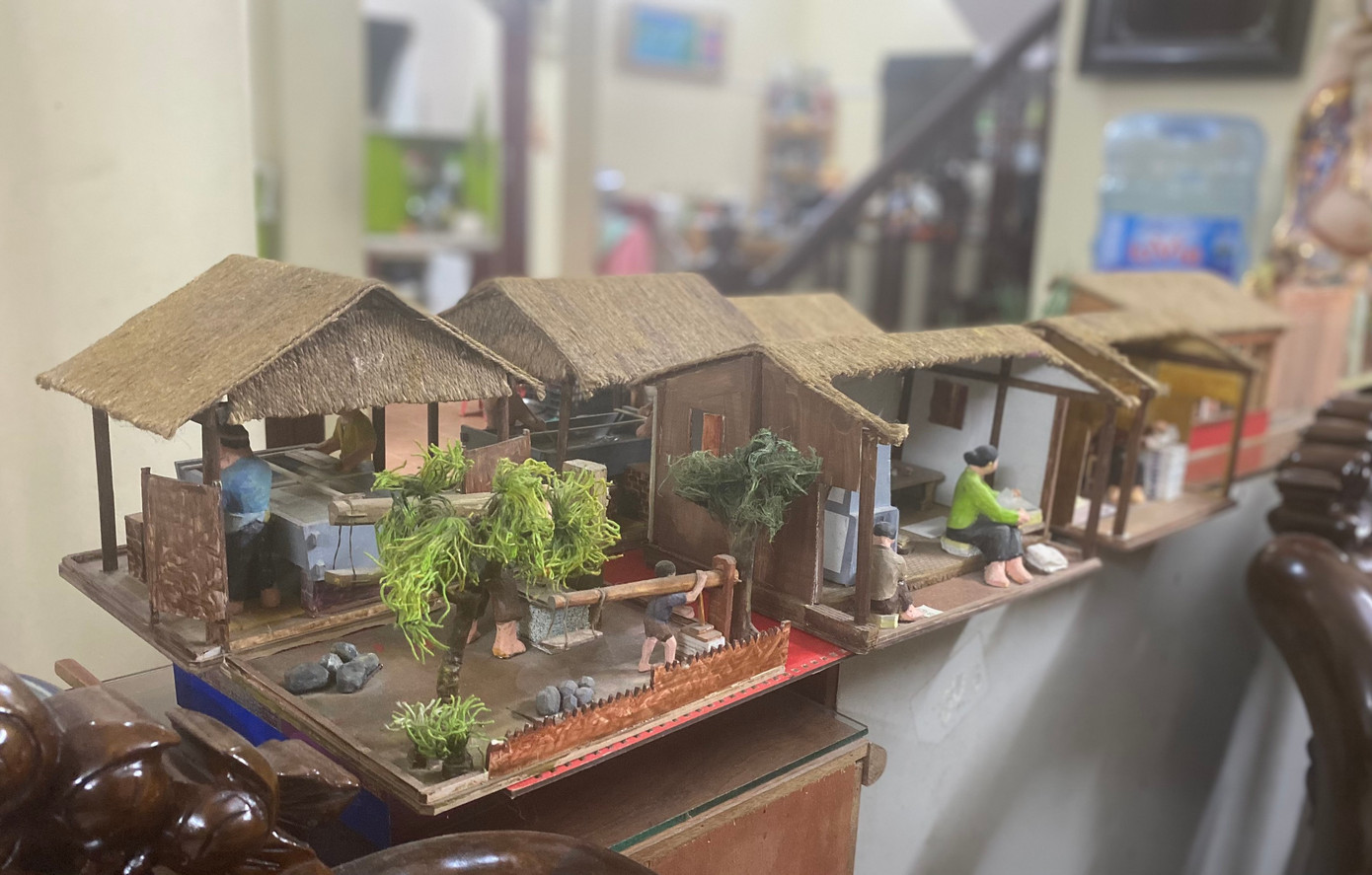 Mô hình tái hiện lại các công đoạn làm giấy dó của người làng Yên Thái được đặt tại nhà ông Vũ Duy Thiệu
