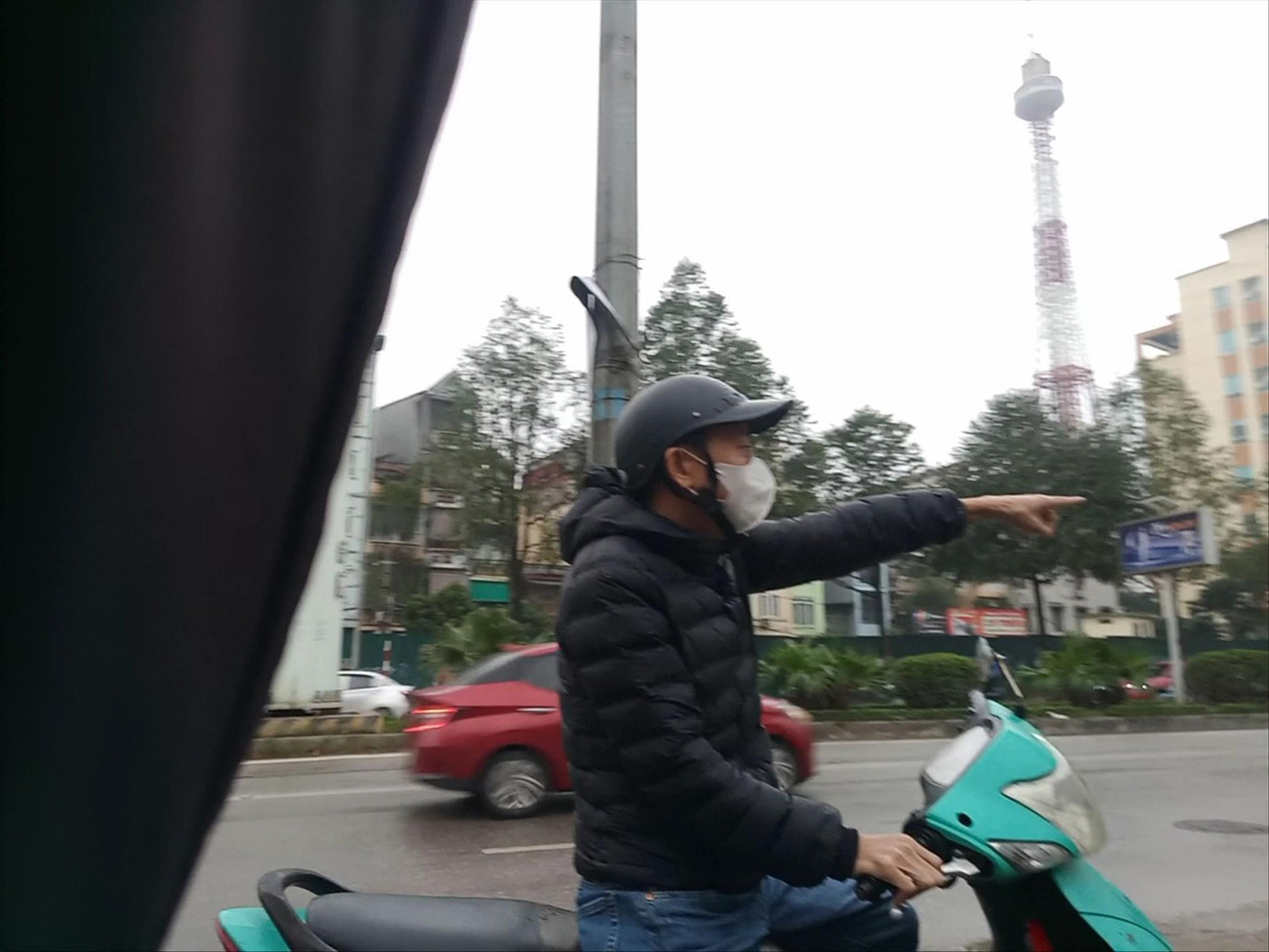 Người đàn ông lạ mặt dẫn PV khảo sát vỉa hè cho thuê tại phường Trung Văn (Nam Từ Liêm)