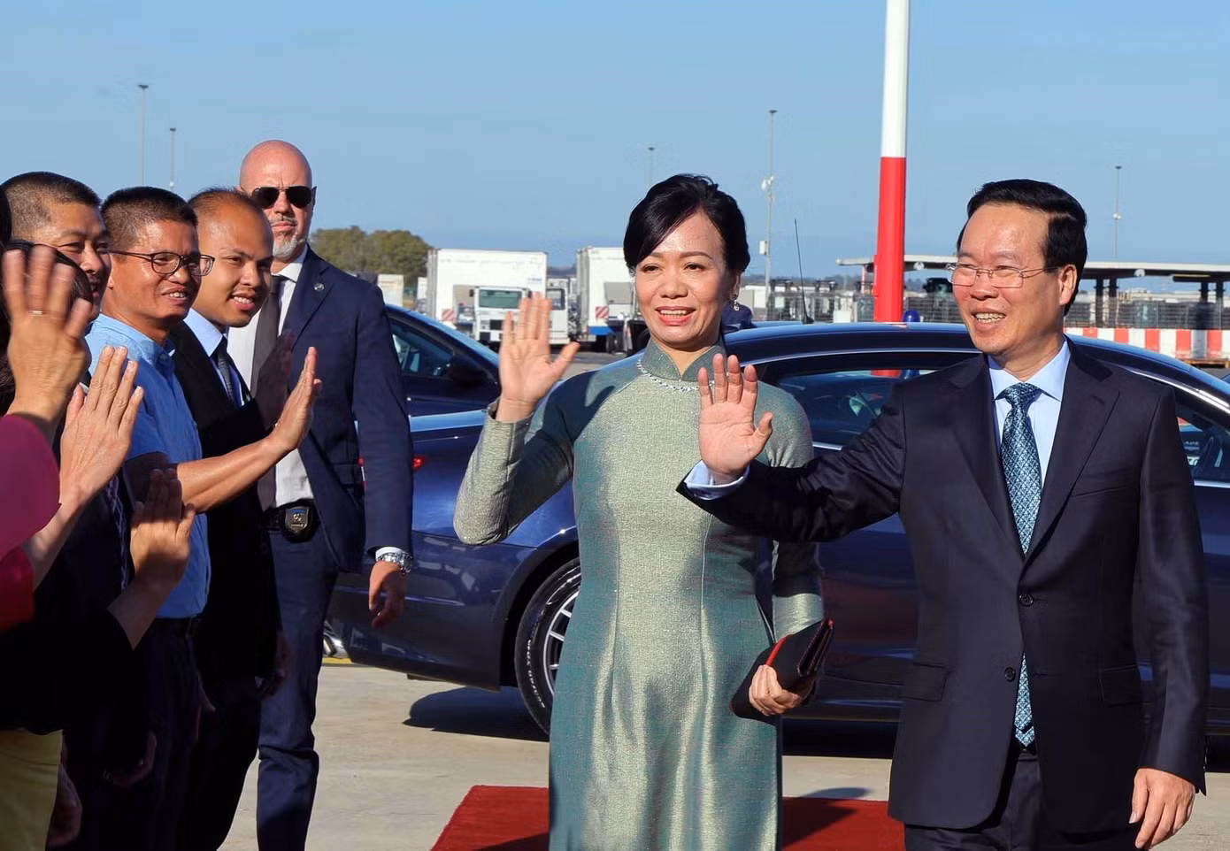 Chủ tịch nước Võ Văn Thưởng và phu nhân vẫy tay chào tạm biệt trước khi lên chuyên cơ từ Ý về Việt Nam ngày 28/7.