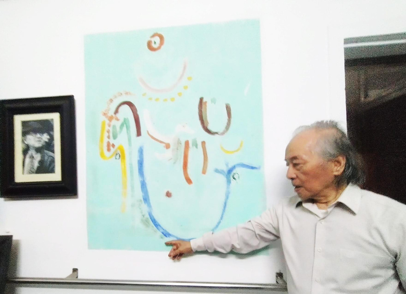 Dịch giả Bứu Ý và bức tranh Trịnh Công Sơn vẽ trên tường nhà ( Ảnh: Trần Nguyễn Anh) Dịch giả Bứu Ý và bức tranh Trịnh Công Sơn vẽ trên tường nhà ( Ảnh: Trần Nguyễn Anh)