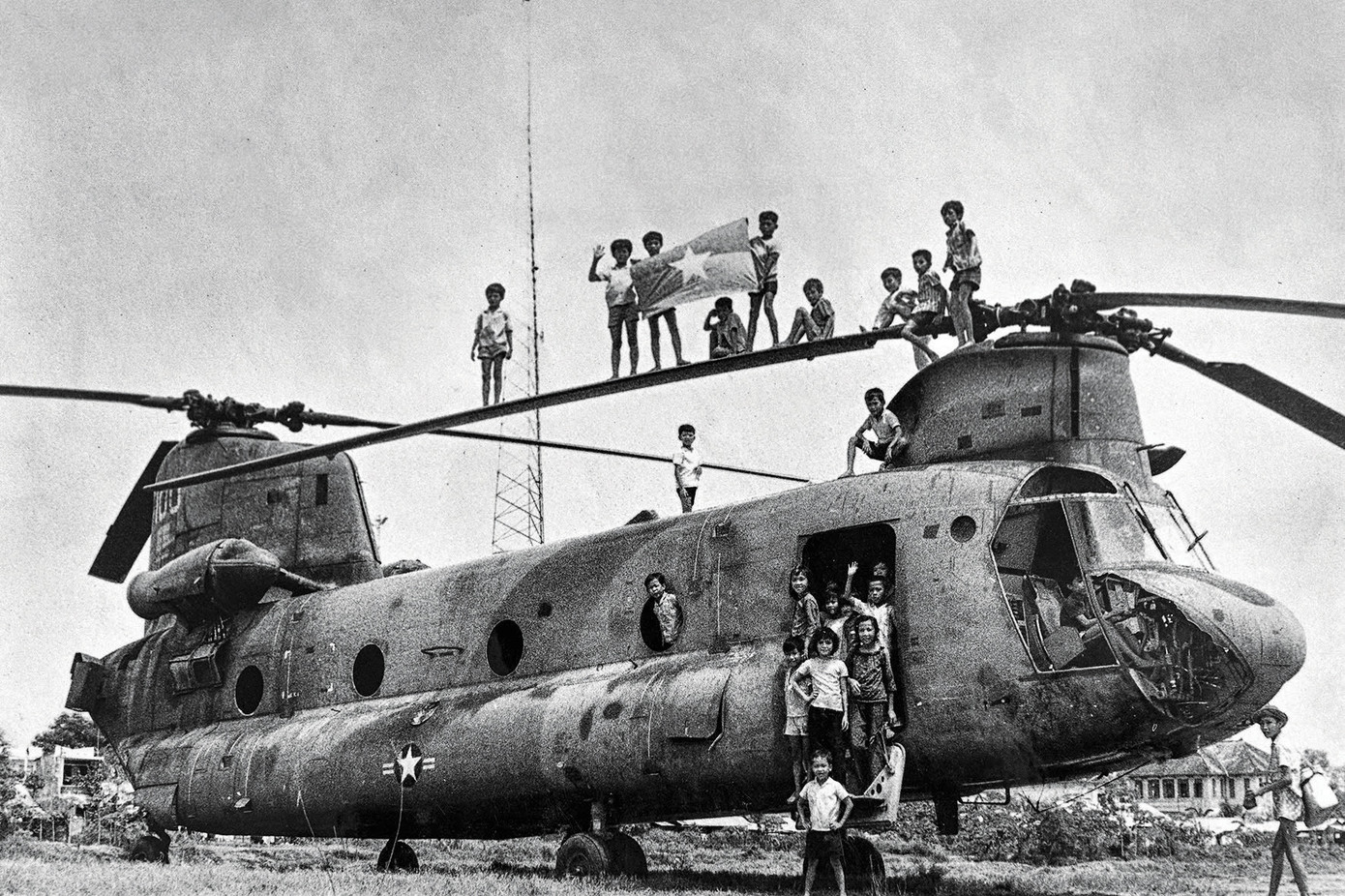 Nụ cười trẻ thơ ngày chiến thắng tại sân bay Mỹ Tho Ảnh: Trần Nhã