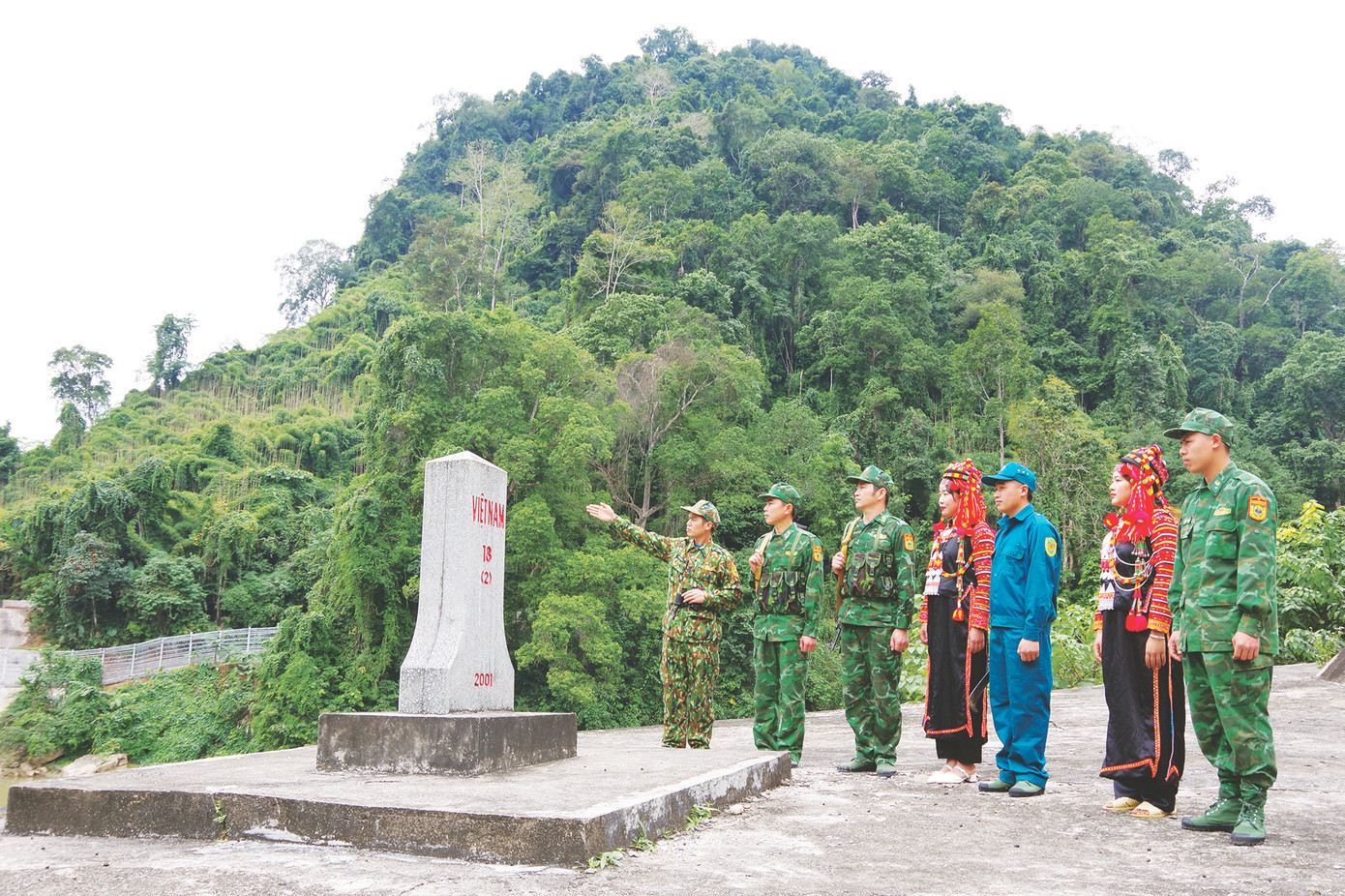 Cán bộ, chiến sĩ Trạm biên phòng Kẻng Mỏ cùng với nhân dân bảo vệ vững chắc biên cương, nơi con sông Đà chảy vào đất Việt.
