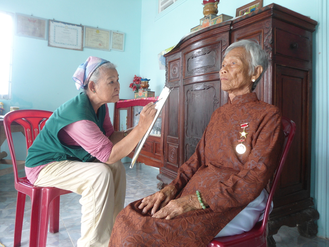 Họa sĩ Đặng Ái Việt vẽ mẹ Nguyễn Thị Kiểm tại huyện Cao Lãnh, tỉnh Đồng Tháp