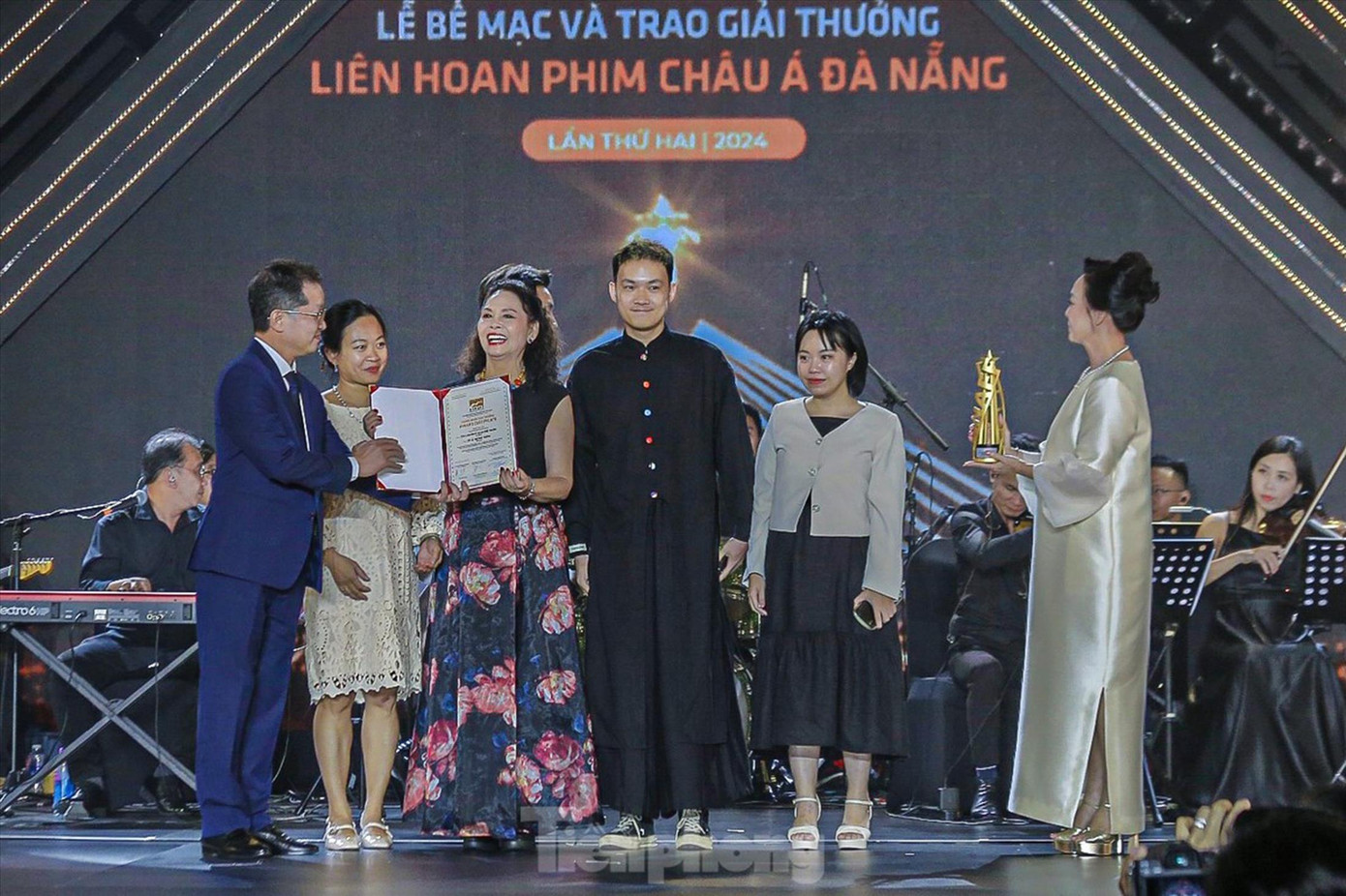 Đoàn làm phim Cu li không bao giờ khóc nhận giải thưởng Phim châu Á hay nhất.