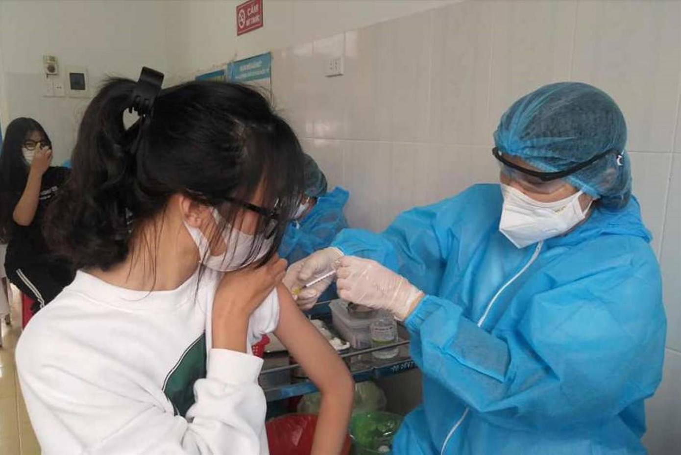 Để tránh nguy cơ trở nặng khi mắc COVID-19 cần tiêm vắc xin Ảnh: H.Minh