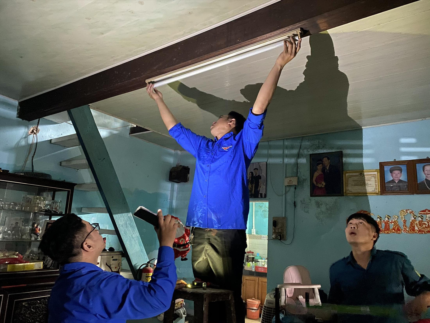 "Thợ điện áo xanh” thực hiện mô hình "Điện sáng cho người nghèo" trên địa bàn phường Tam Thuận, quận Thanh Khê, Đà Nẵng. - Ảnh: NVCC "Thợ điện áo xanh” thực hiện mô hình "Điện sáng cho người nghèo" trên địa bàn phường Tam Thuận, quận Thanh Khê, Đà Nẵng. - Ảnh: NVCC