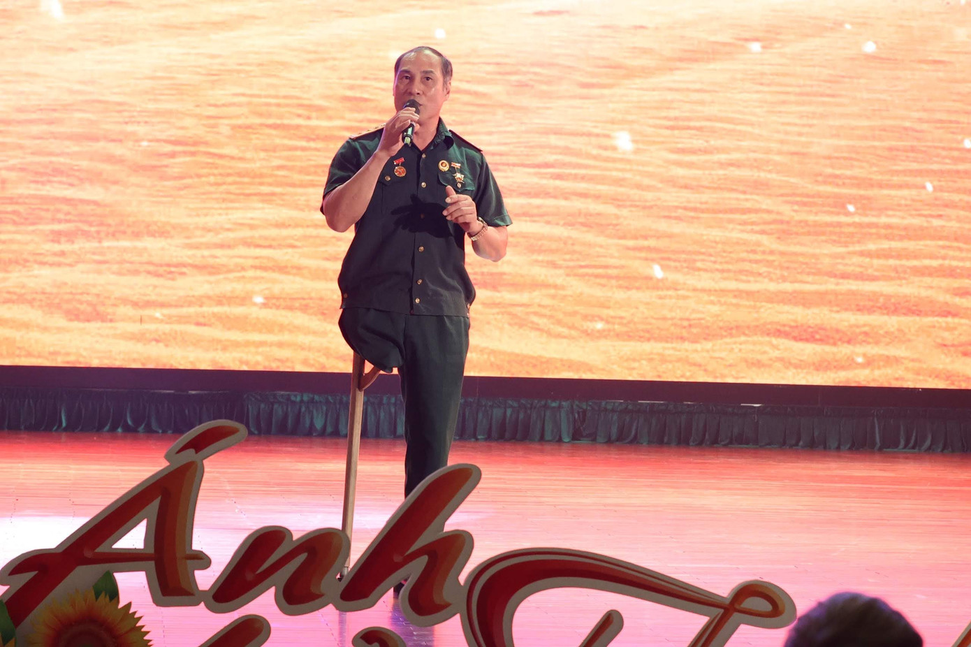 Thương binh Nguyễn Thanh Hùng hát bài “Vết chân tròn trên cát” tại Chương trình giao lưu “Ánh lửa từ trái tim”. (Ảnh: K.N-Đ.A)