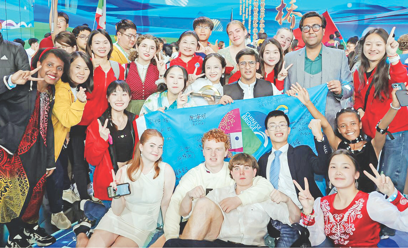 Lê Nguyệt Quỳnh (cầm cúp) cùng thí sinh nước ngoài sau chung kết cuộc thi Nhịp cầu Hán ngữ toàn thế giới 2023 Ảnh: NVCC